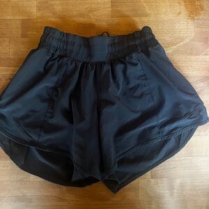Black lululemon hotty hots low rise 4 inch